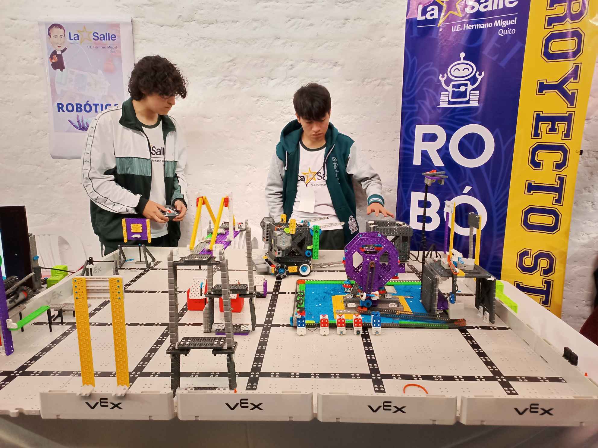 Estudiantes lasallistas del DLNE se destacan en robótica y se preparan para el torneo mundial en Estados Unidos